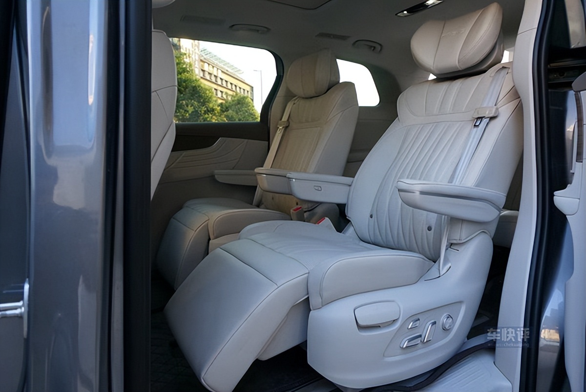 实拍纯电mpv荣威imax8ev除了豪华和科技空间更是一大亮点