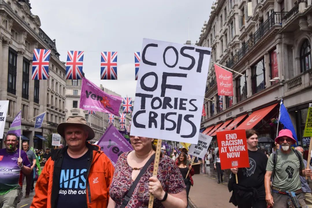 当地时间2022年6月18日，英国伦敦，数千人参加了由英国工会联盟（TUC）组织的伦敦市中心游行活动，抗议英国政府应对通胀不利，并呼吁增加援助。图/IC photo