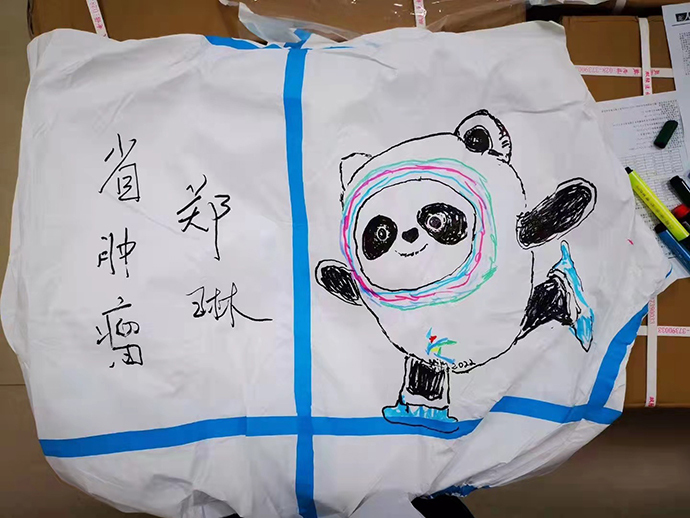 郑琳给自己的防护服画的今年北京冬奥会的吉祥物冰墩墩。受访者供图