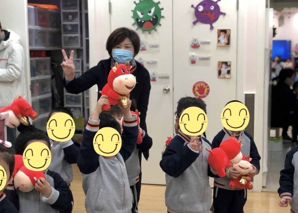 ▲建行志愿者们带领爱心客户共赴儿童康复中心,为听障儿童送上祝福和爱心