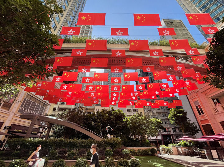 6月28日拍摄的香港利东街悬挂的五星红旗和紫荆花区旗。新华社记者 李钢 摄