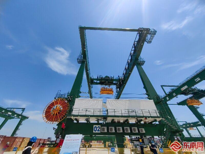 江阴港区自动吊轨 东南网记者 冯川叶摄