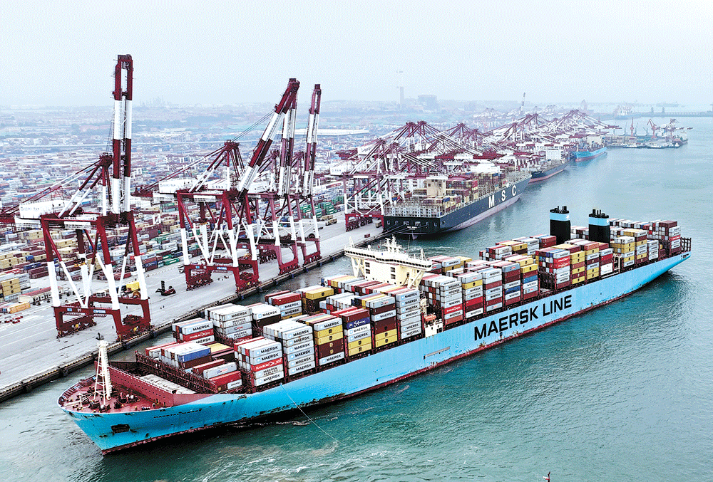 △在山东港口青岛港前湾码头，欧洲贸易航线的“美途马士基”集装箱货轮解缆起航（拍摄于2022年7月29日）。