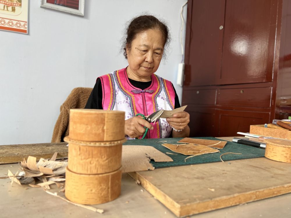 黑龙江省非物质文化遗产代表性传承人张玉霞在制作桦树皮工艺品.