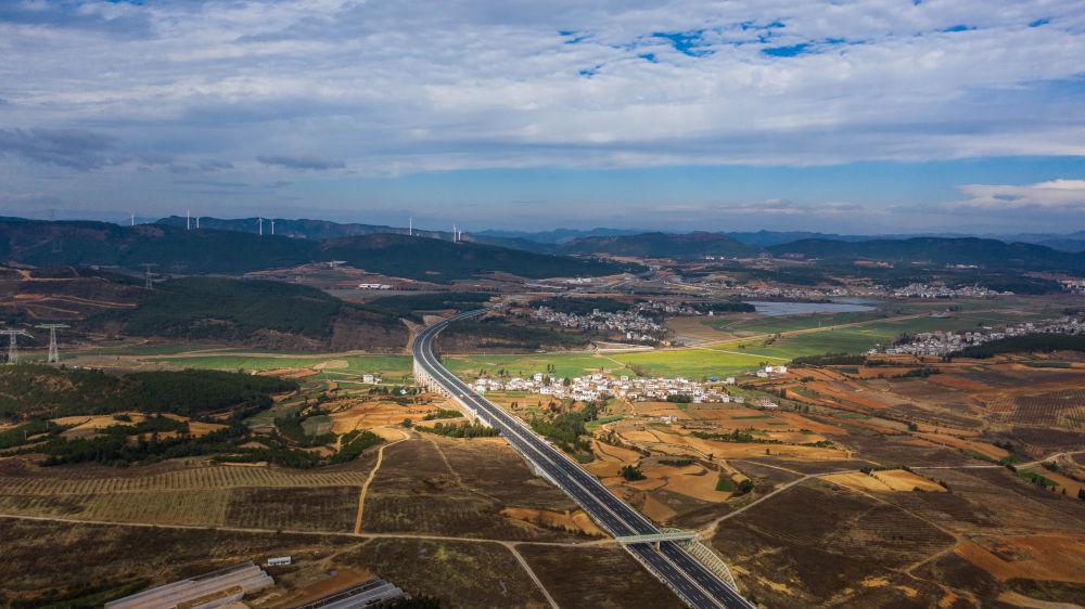 这是2021年通车的云南三清高速一景(2022年1月15日摄,无人机照片.