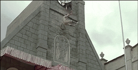 成龙在电影《a计划》里,有一场戏要他从四楼坠落,穿过两层棚布,砸在地