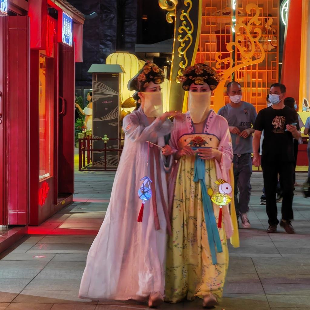 在西安大唐不夜城古装丽人漫步赏月。新华社记者姜辰蓉 摄