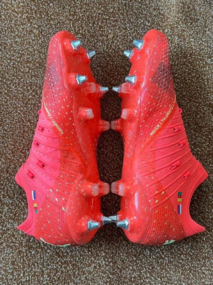 印有喀麦隆和俄罗斯国旗图案的球鞋，图自盖尔&middot;昂杜阿Telegram账号