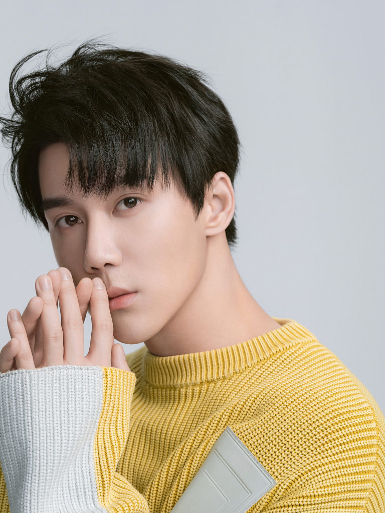 王一哲发布春日少年感写真俊朗肆意奔赴春日邀约