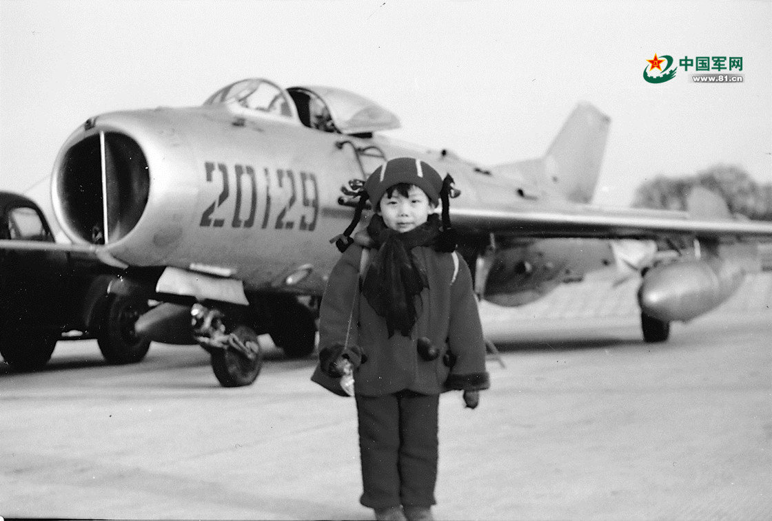 幼年时的邓满琪与飞行员父亲邓清明的战机合影。