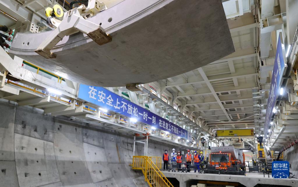 5月28日，在上海轨道交通市域线机场联络线工程11标段，工人在操作管片吊机进行施工作业。新华社记者 方喆 摄