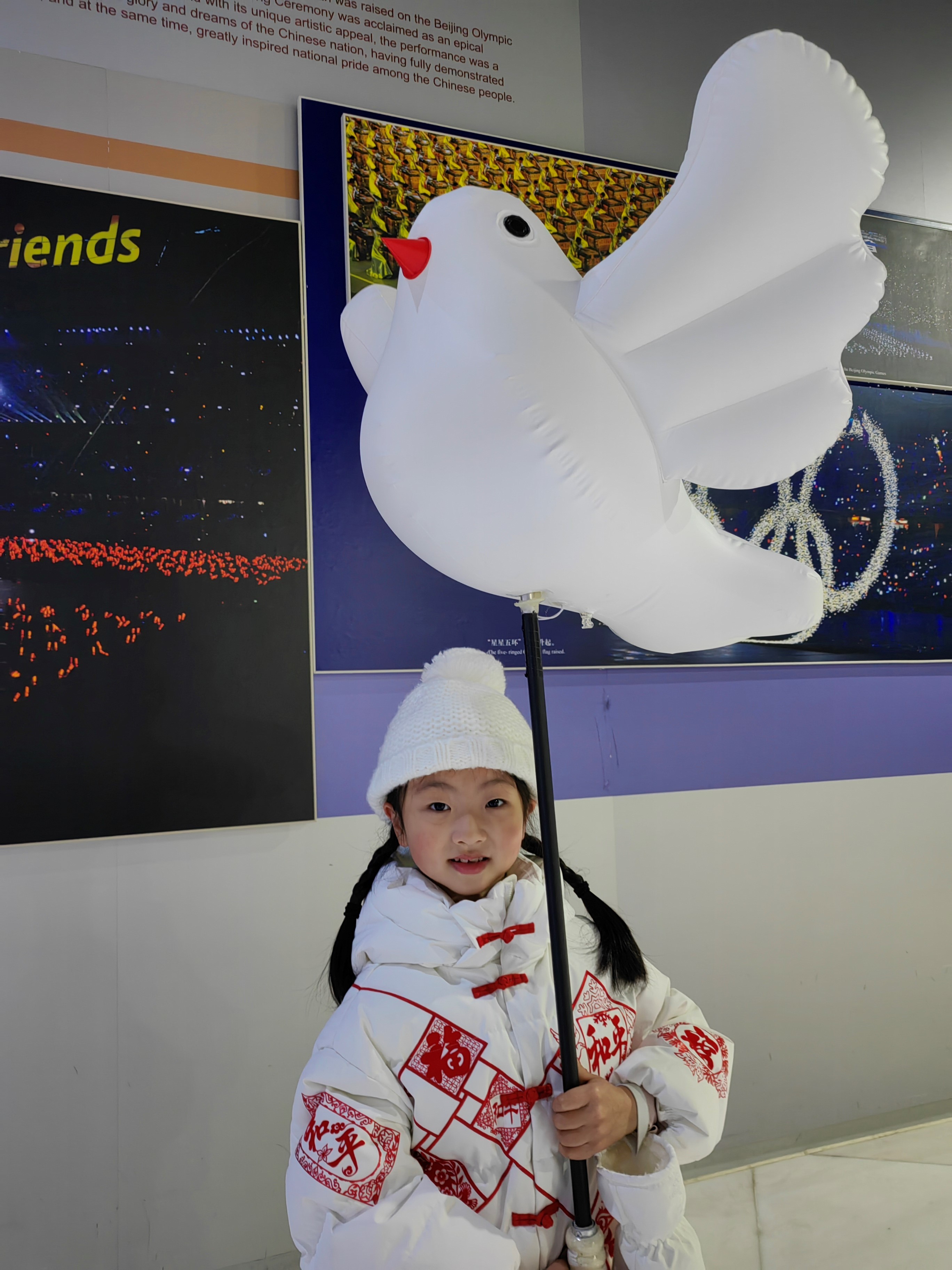 开幕当天举着和平鸽的韩语诺。