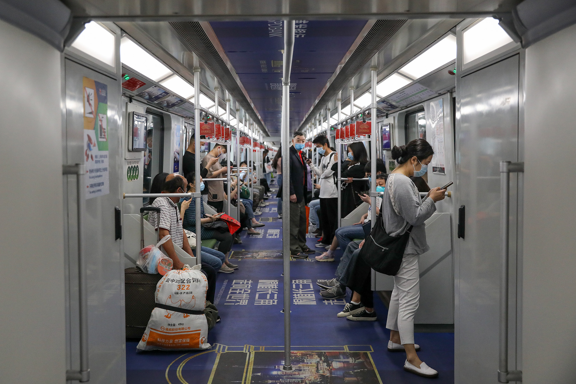 2022年6月1日,上海,乘坐地铁出行的市民.澎湃新闻记者 朱伟辉 图