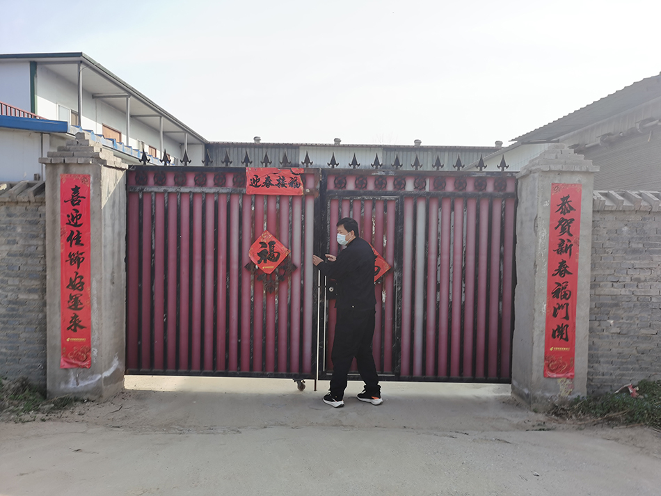 位于李岗村的南阳康之源生物技术有限公司,门口没有公司标牌,铁门紧锁。