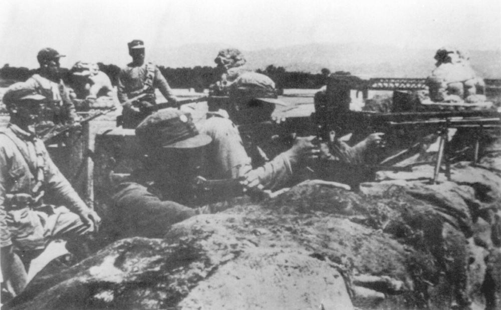 ↑中国军队在卢沟桥抵抗日军进犯（资料照片）。