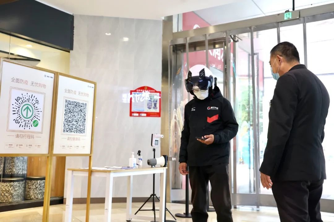 在包河区一商场入口,进入商场人员主动扫码,积极配合防疫工作。全媒体记者 李予 摄