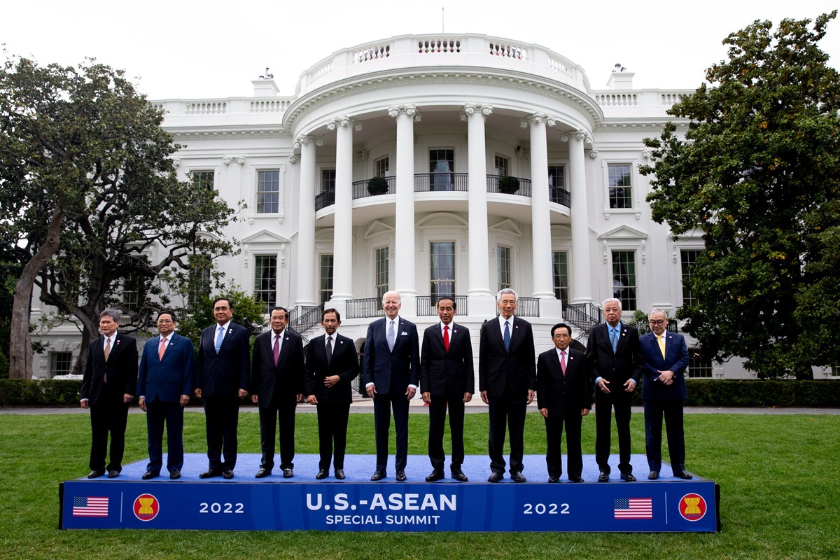 5月12日，为期两天的美国-东盟特别峰会在美国华盛顿特区举行。美国总统拜登在白宫南草坪与与会的东盟国家领导人合影。图自澎湃影像