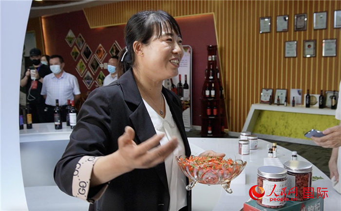 “枸杞一姐”王航第向记者介绍她家新采摘的枸杞。人民网记者 何蒨摄