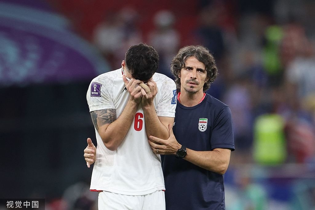 赛后伊朗球员伤心落泪。