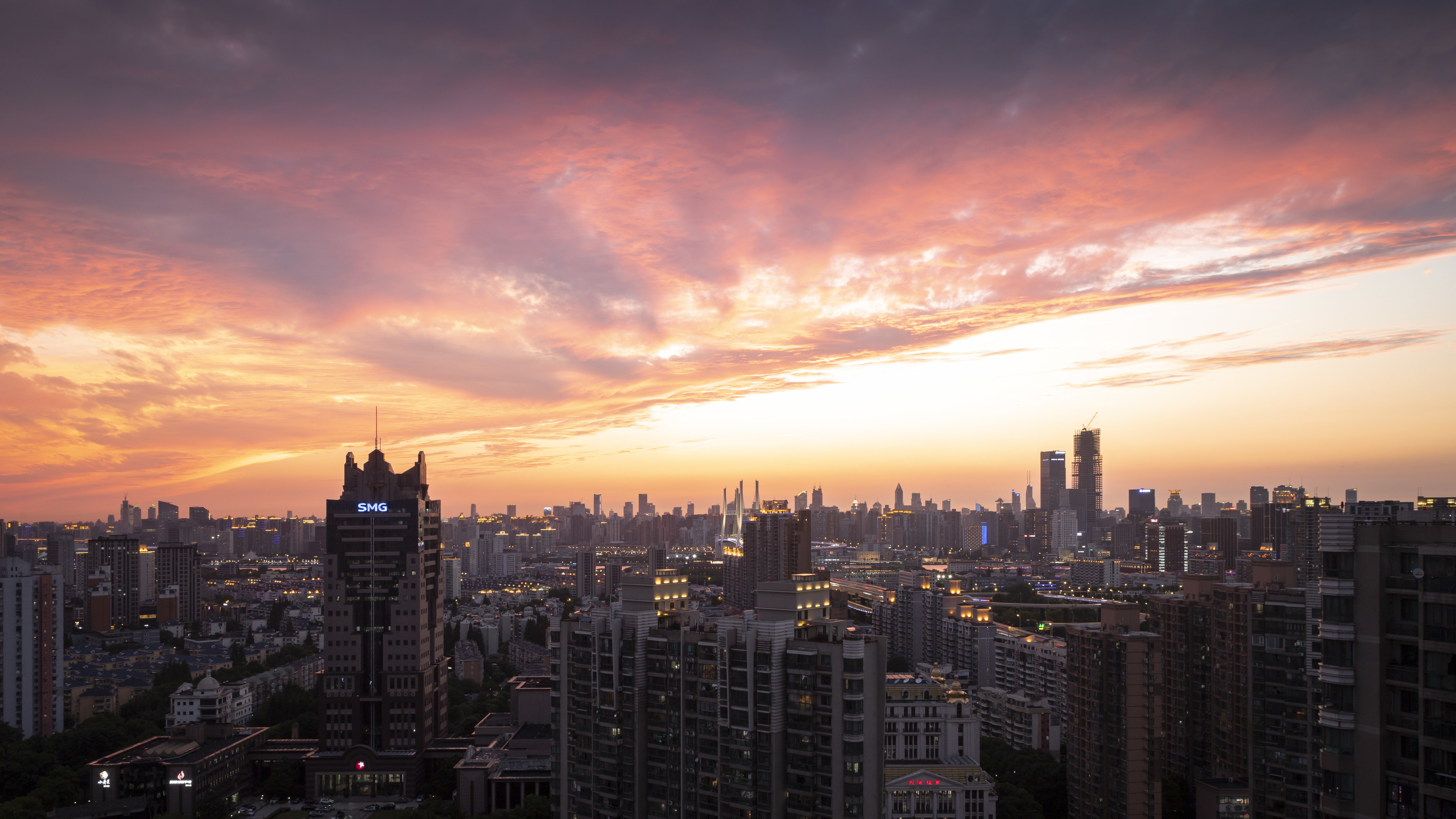 上海-东方城市花园二期天台-20220624火烧云 2.JPG