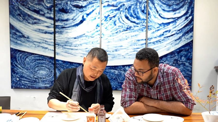 马赫迪·艾哈迈德（右一）在学习青花绘画。受访者供图