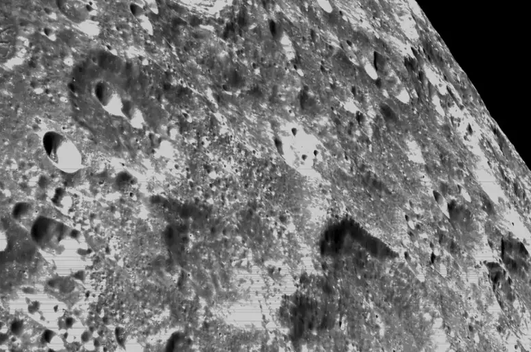 猎户座的光学导航相机拍摄了月球上陨石坑的黑白图像