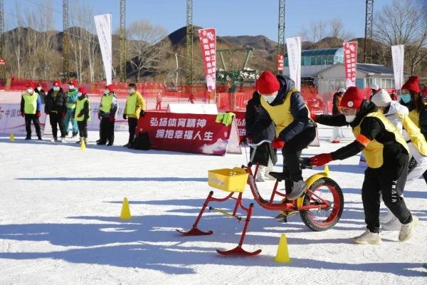 促进群众体育消费也是扩大内需战略纲要的要点之一。图为12月24日上午,呼和浩特市太伟滑雪场的第九届全国大众冰雪季(内蒙古站)启动仪式活动现场