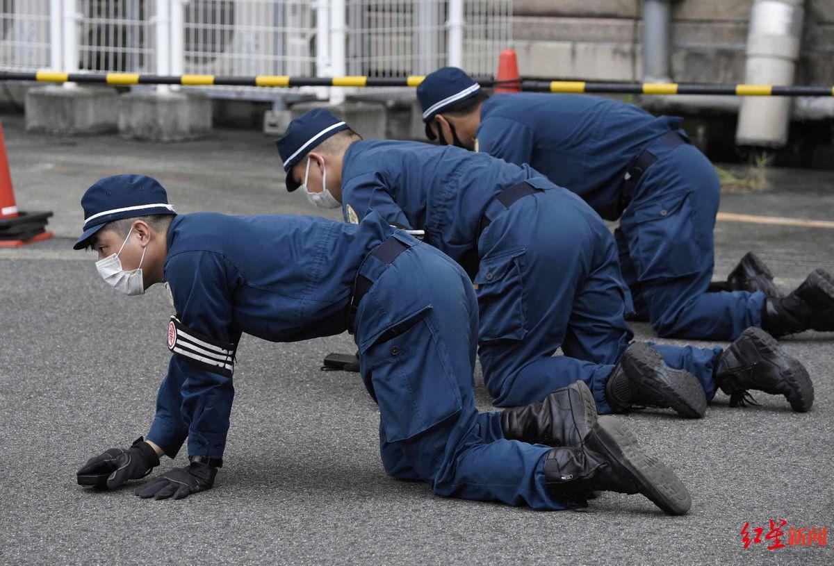 ▲调查人员在安倍遇袭现场进行调查