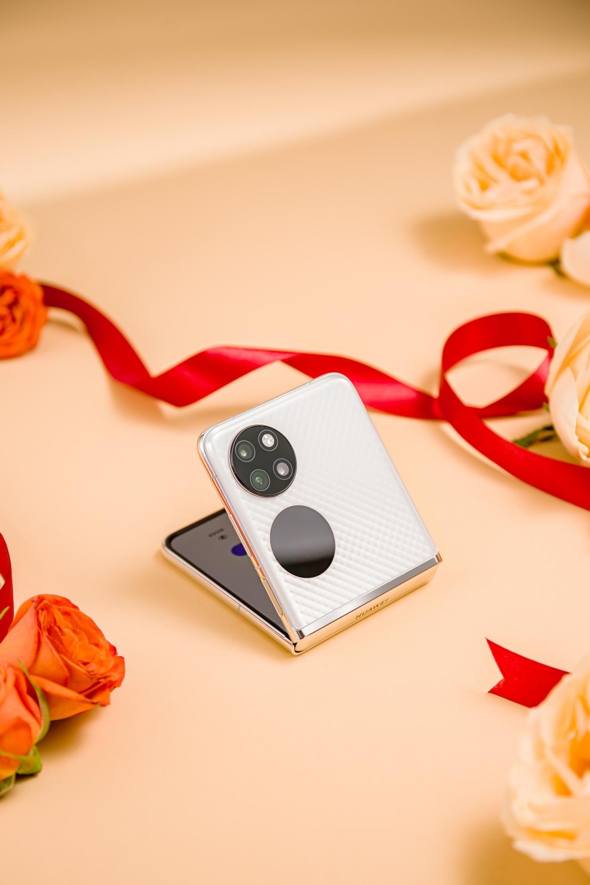 而这款华为p50 pocket就是采用纵向折叠的折叠屏设计的折叠屏产品