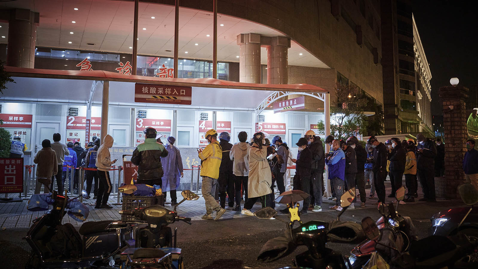 2022年5月2日,上海,凤阳路口.晚11时,长征医院门口排队做核酸的人们.