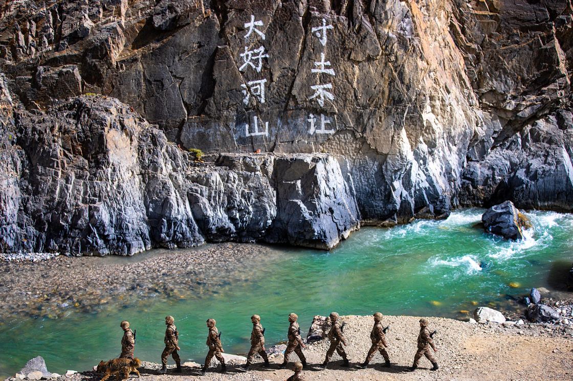 新时代的中国军人将坚强的意志刻上崖壁:"大好河山,寸土不让"