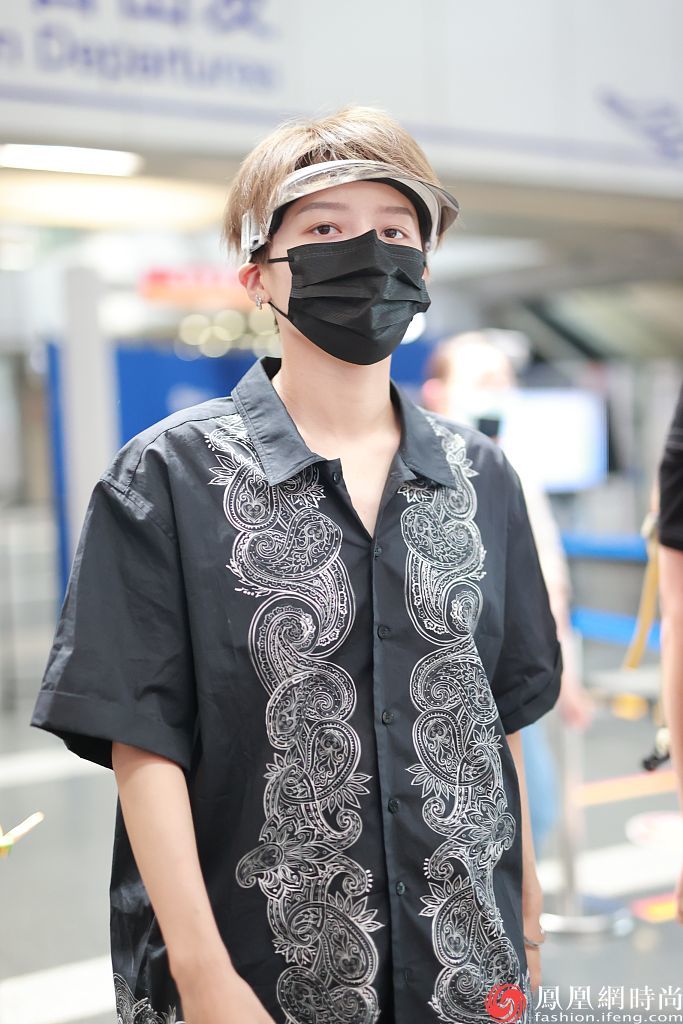 刘雨昕黑色印花男友风t恤搭配短裤 灰色高筒靴中性风__凤凰网