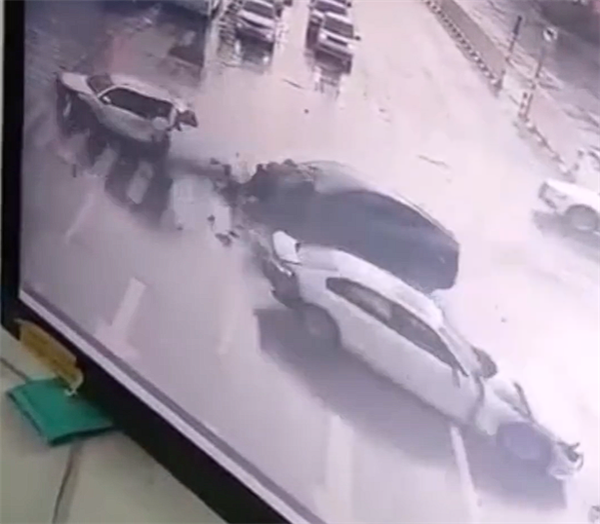 特斯拉客服回应台州2死1伤追尾事故:车无质量问题