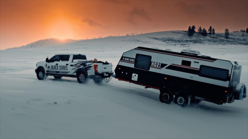 黑系房车亮相山东省港口发展项目签约仪式