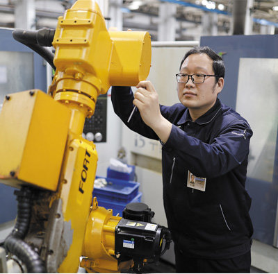 方文墨在调试设备,准备加工零件。