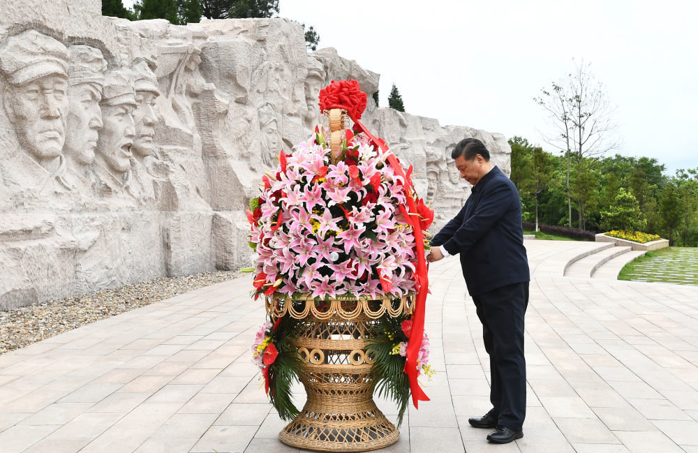 （2021年4月，习近平总书记向湘江战役红军烈士敬献花篮。新华社记者 谢环驰 摄）