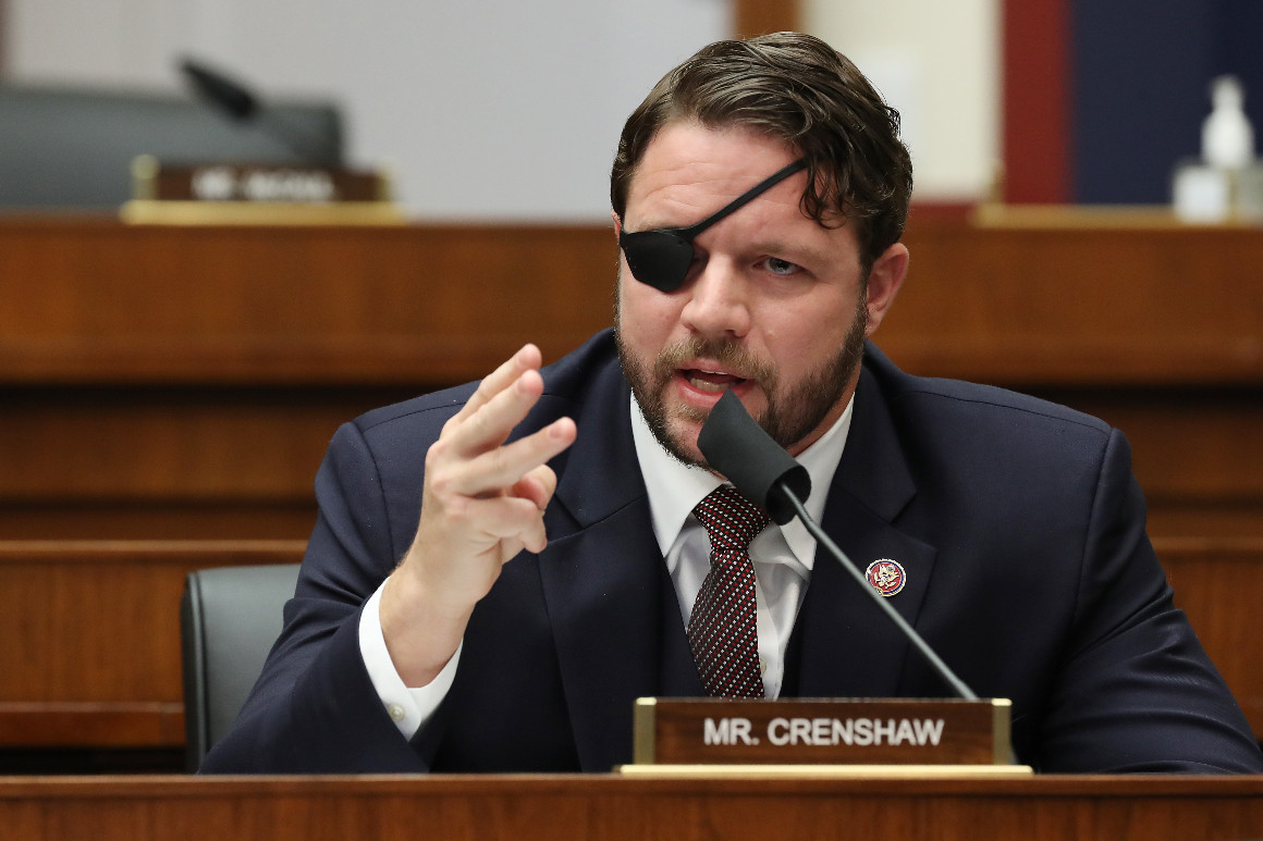 美国共和党众议员丹·克伦肖曾是美国海军海豹突击队军官，2012年在阿富汗服役期间因小组踩中地雷，而失去了右眼