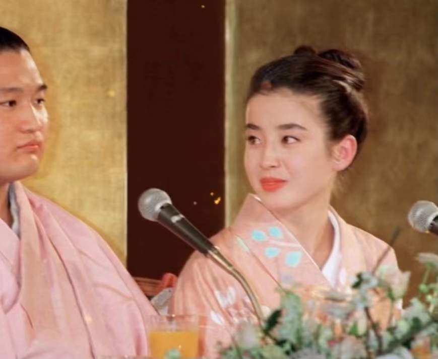 那时候他们甚至已经传出了订婚消息,彼时宫泽理惠非常爱贵乃花,所有