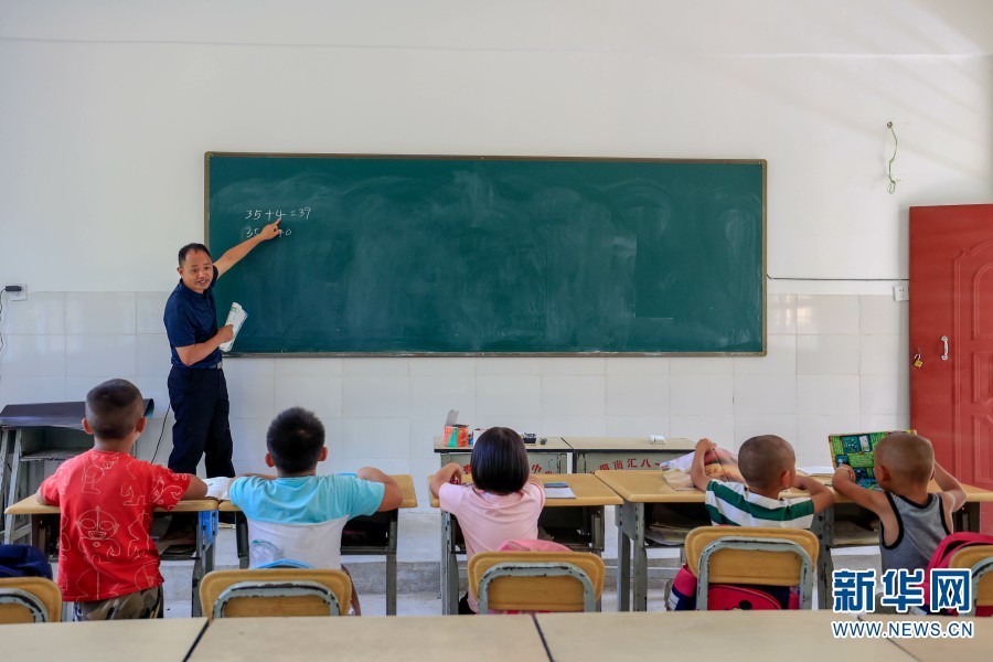 农加贵在给一年级,学前班的学生们上数学课(摄于7月6日.