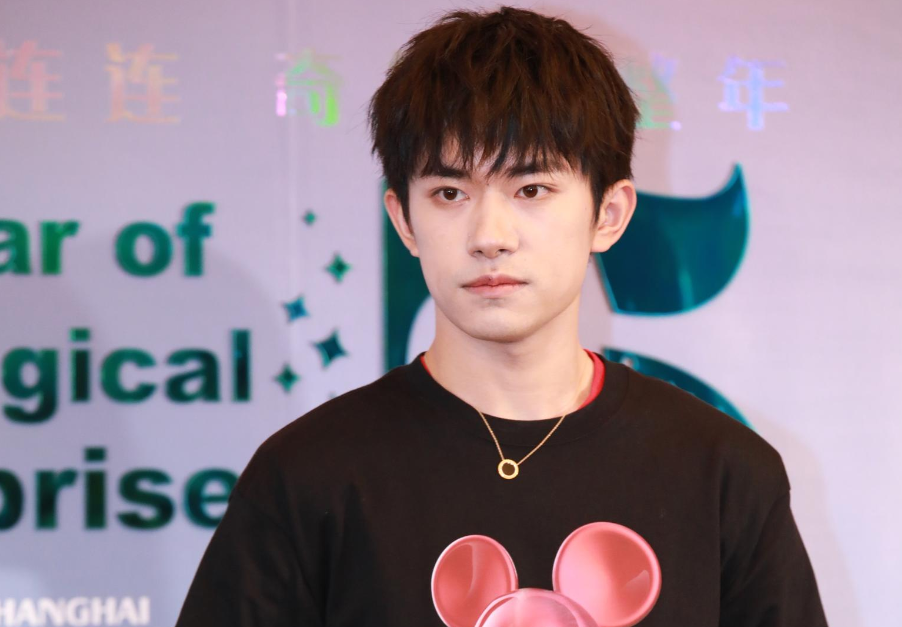 "饭圈军火商"网站关停:易烊千玺父亲是董事?大股东深夜辟谣__凤凰网