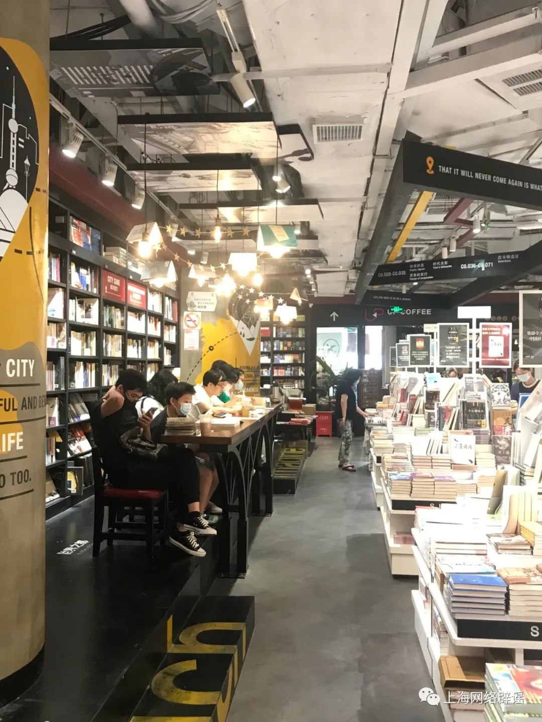 即使是在工作日，世茂广场里的西西弗书店内，免费阅读区已满座。 摄影：白璐