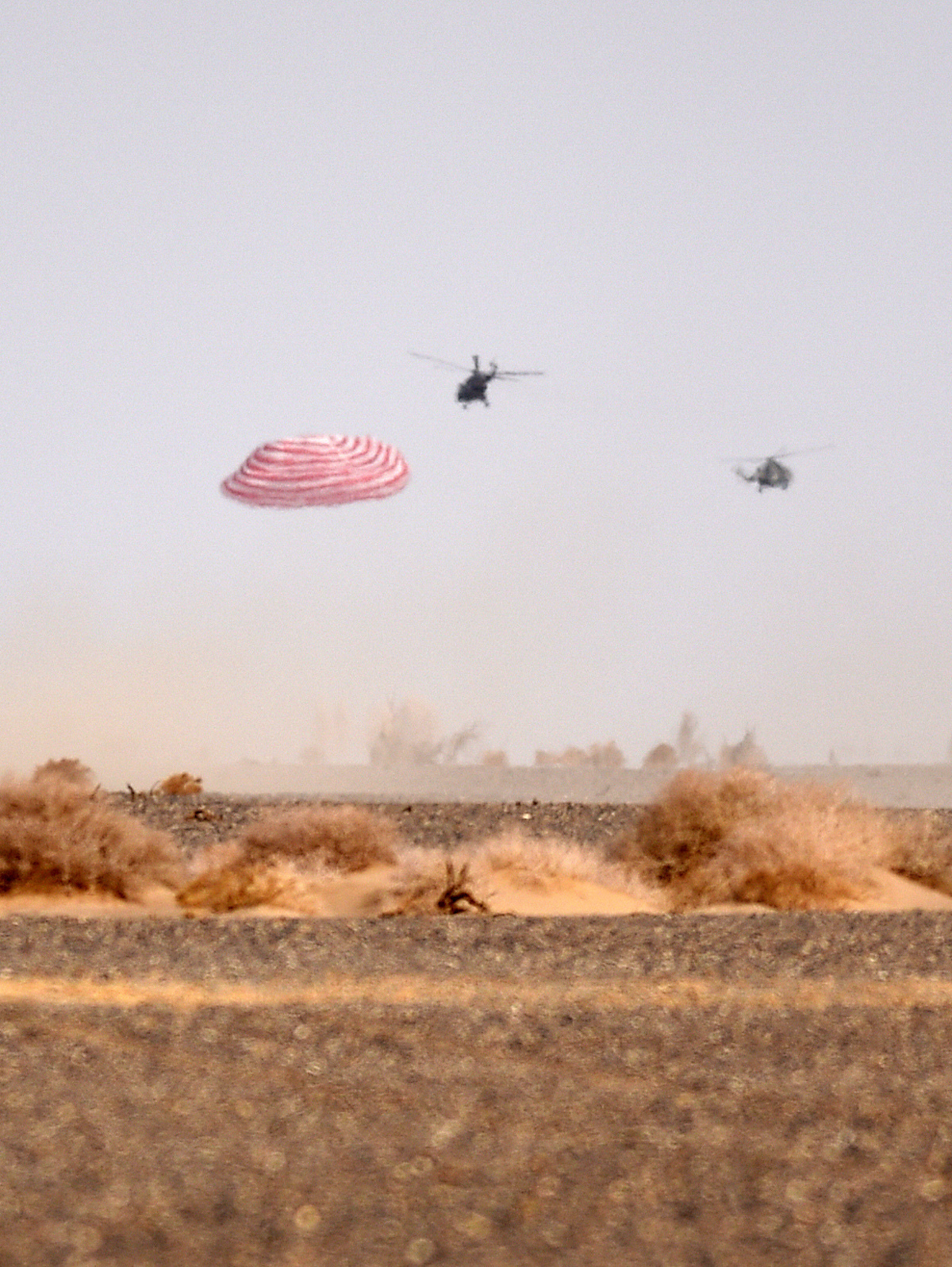 4月16日,神舟十三号载人飞船返回舱在东风着陆场预定区域成功着陆。