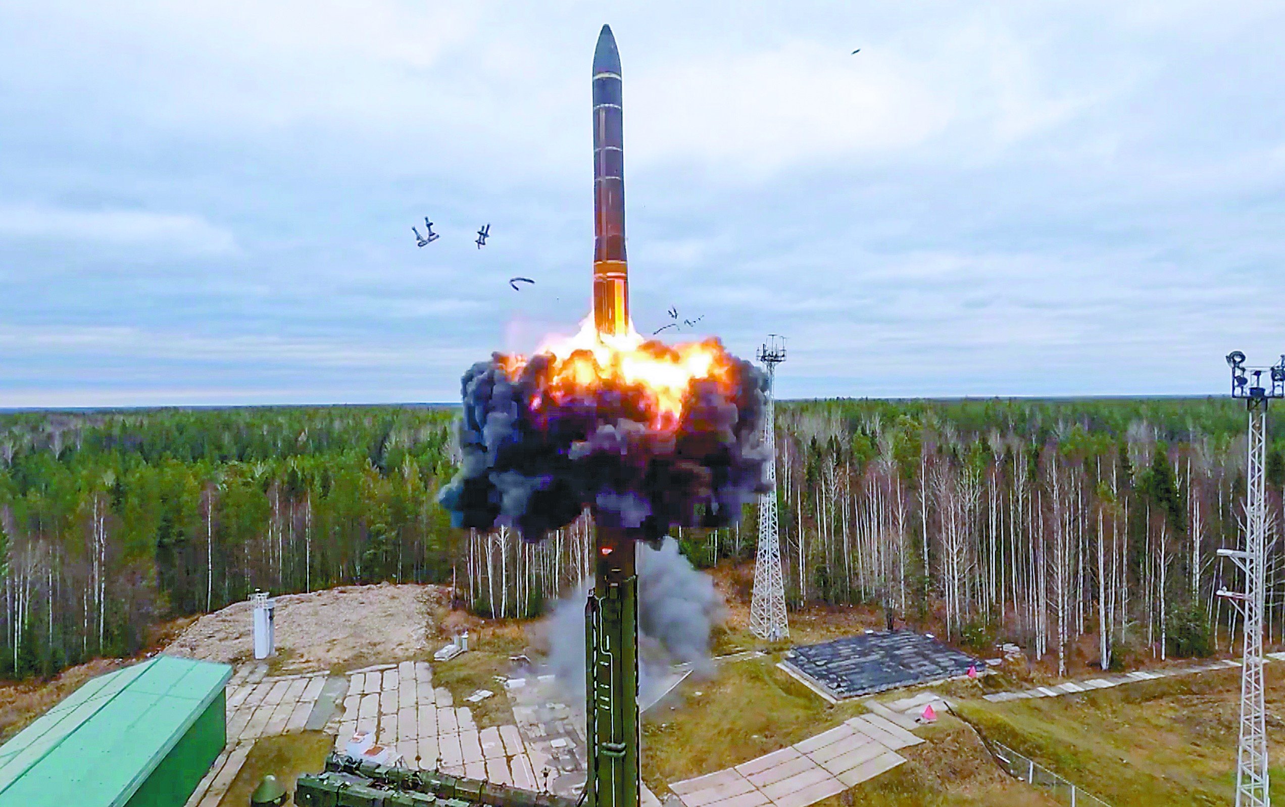 26日，俄罗斯试射了一枚“亚尔斯”洲际弹道导弹，作为俄罗斯核演习的一部分