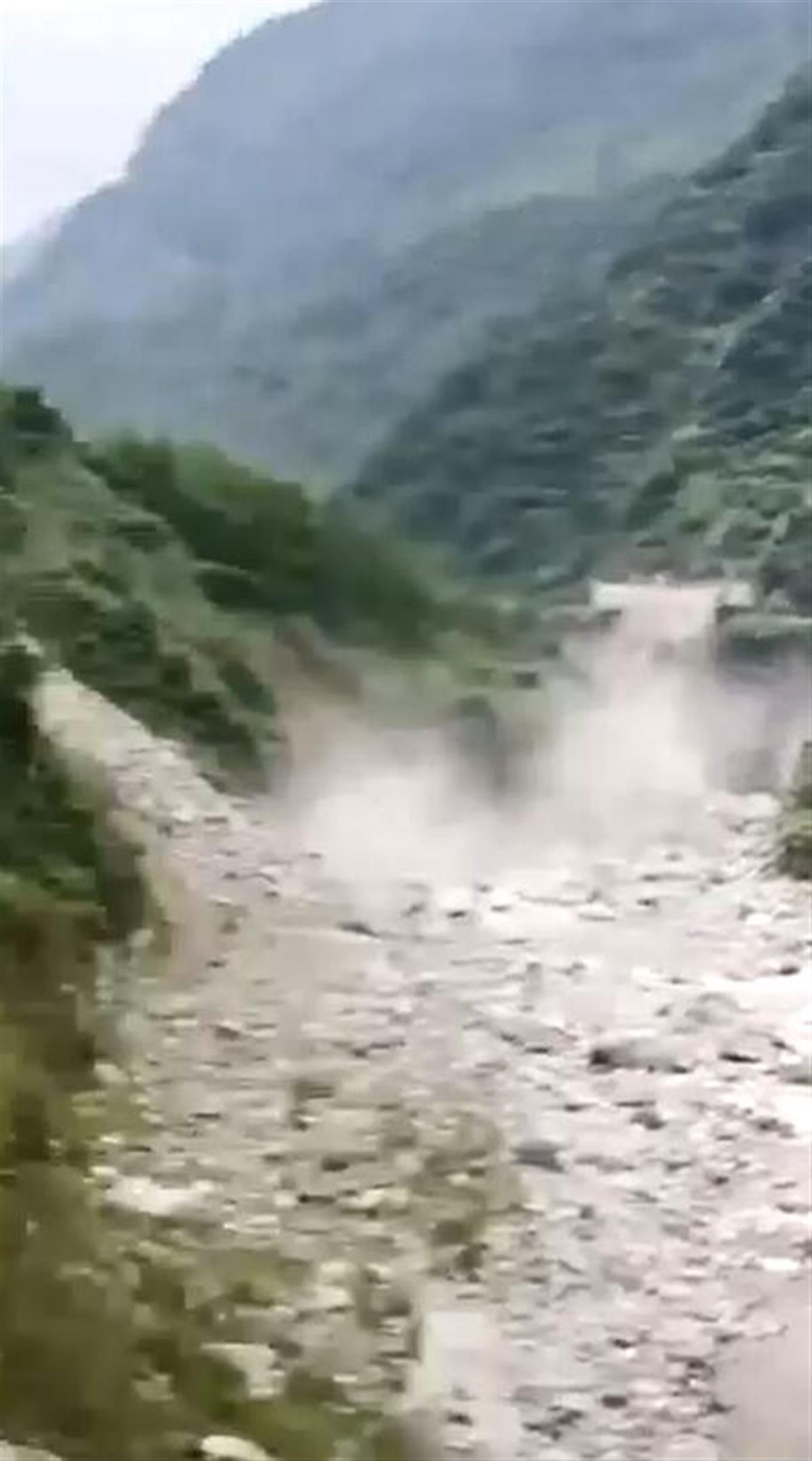 震后道路上堆满碎石（视频截图）.jpg