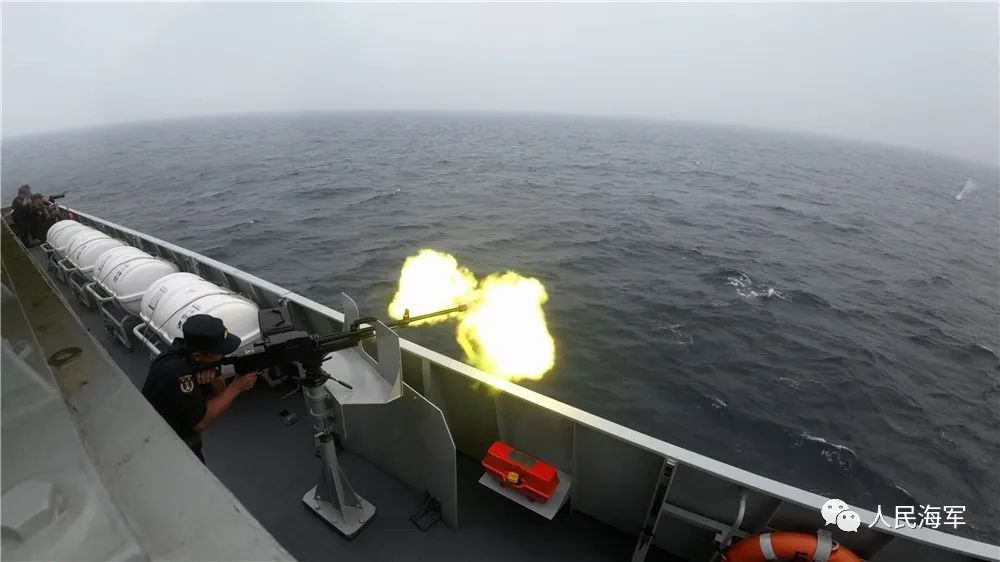 “海洋之杯”水面舰艇专业比赛“消灭浮雷射击”比赛科目在青岛附近海域进行，图为比赛现场。张洋摄
