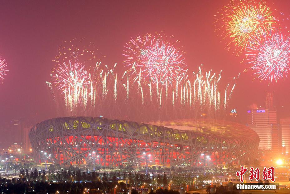 图为2008年8月8日晚，第二十九届奥林匹克运动会在北京开幕。绚丽烟花绽放北京夜空，火树银花映“鸟巢”。 <a target='_blank' href='/'>中新社</a>记者 毛建军 摄