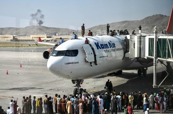 2021年8月16日，想要逃离的阿富汗人在喀布尔机场爬上飞机顶部 法新社