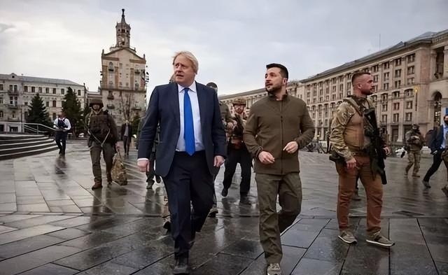 · 各西方政要访问乌克兰，图为英国首相约翰逊（左）与泽连斯基在乌克兰街头。