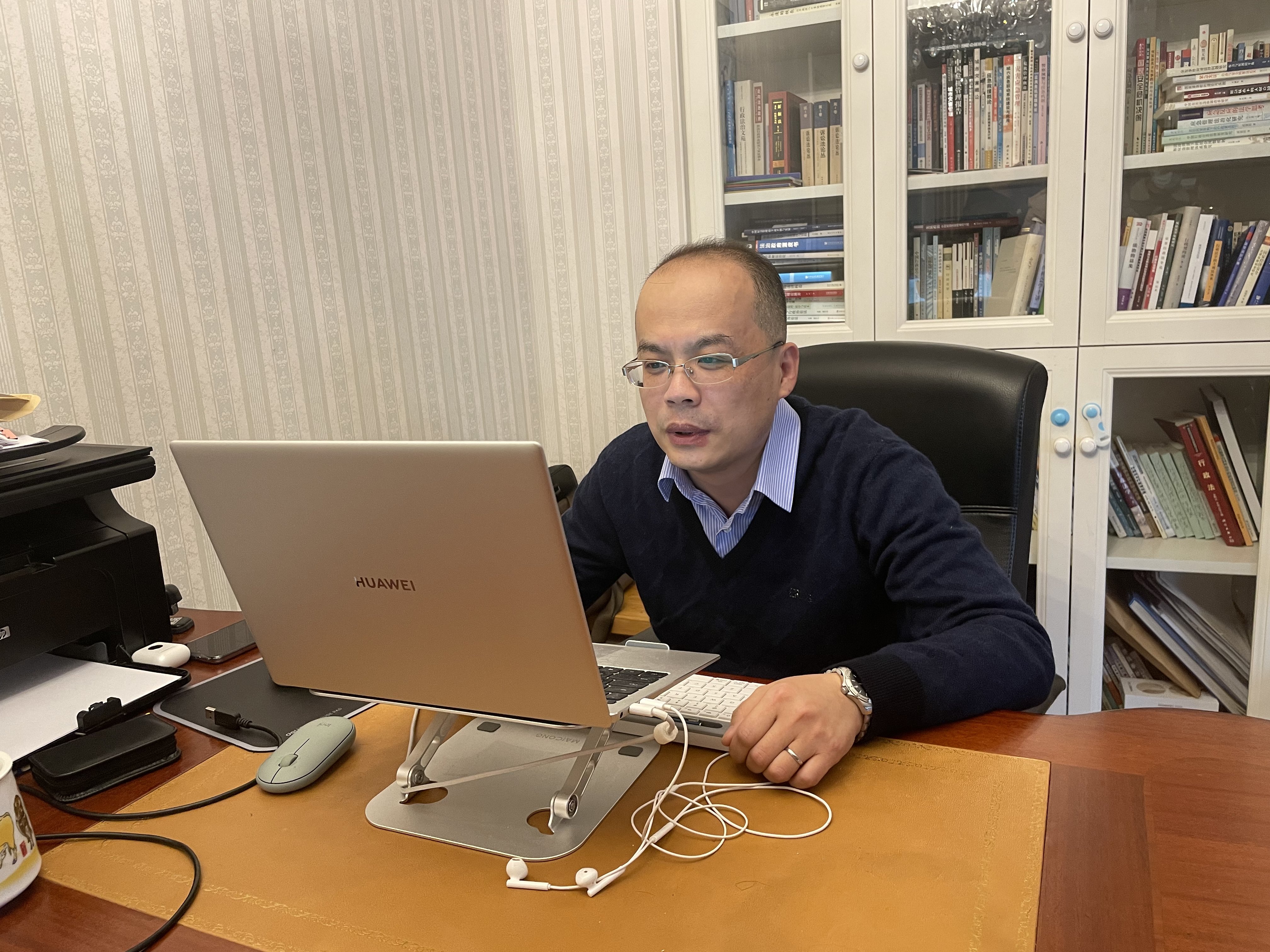 居家办公中的林鸿潮。新京报记者 张静姝 摄