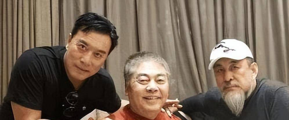 赵云扮演者张山（左）与李靖飞、陆树铭合影